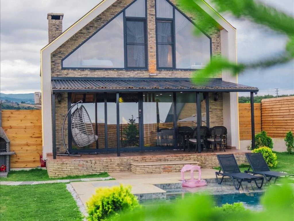 Göl Manzaralı Isıtmalı Havuzlu Villa
