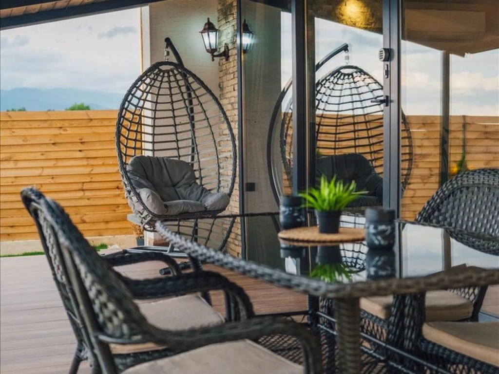 Göl Manzaralı Isıtmalı Havuzlu Villa