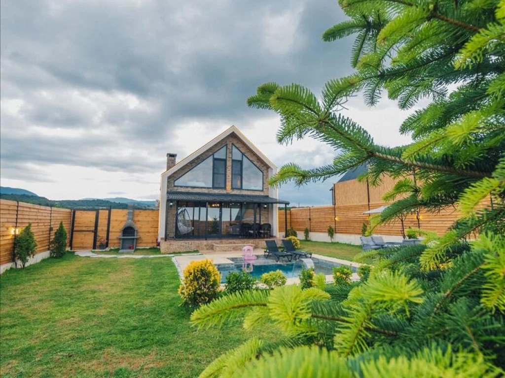 Göl Manzaralı Isıtmalı Havuzlu Villa