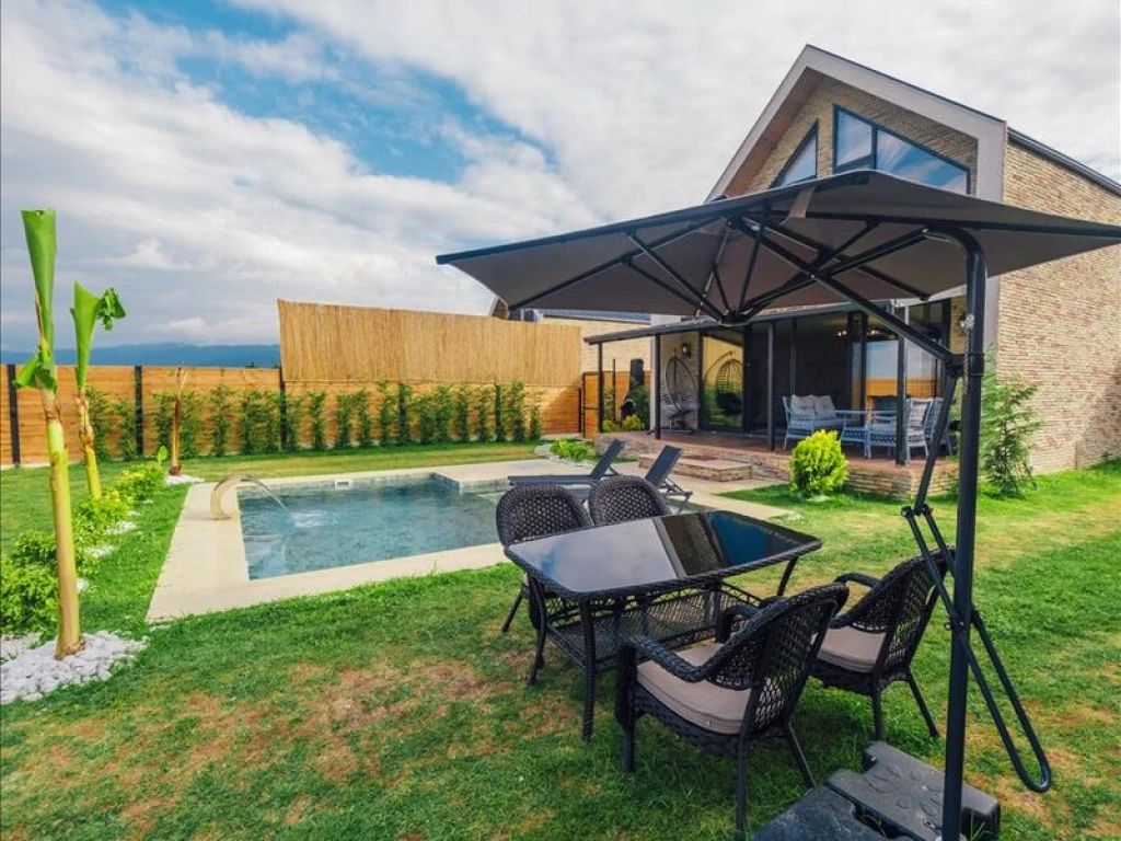 Göl Manzaralı Isıtmalı Havuzlu Villa