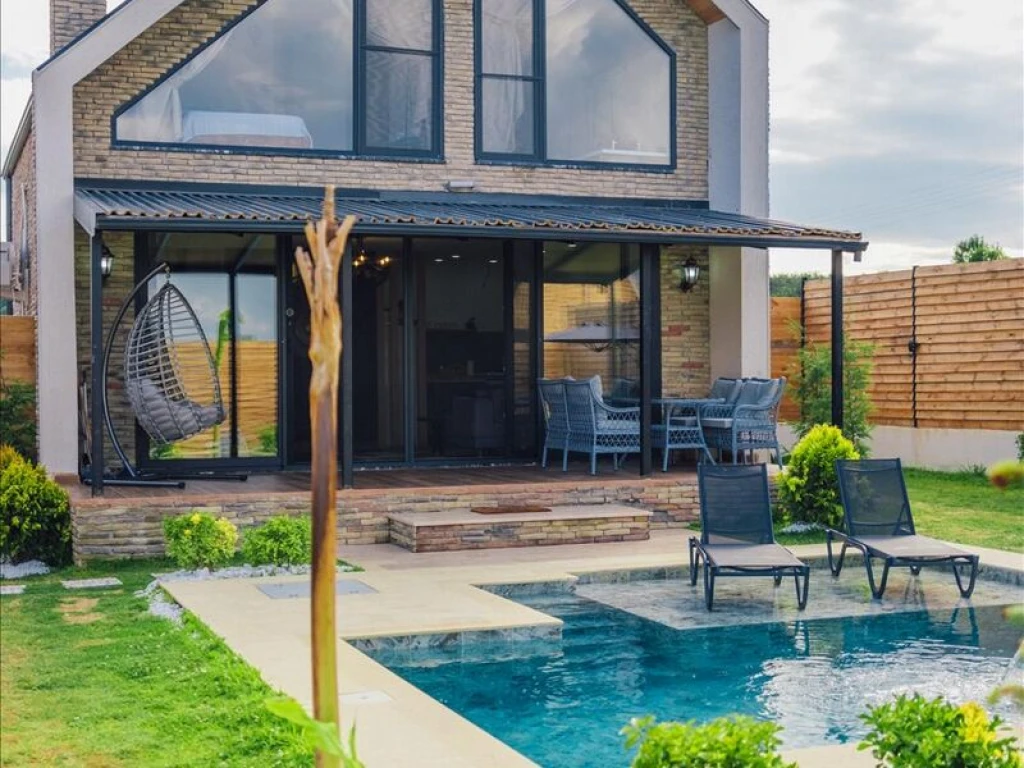 Göl Manzaralı Isıtmalı Havuzlu Villa