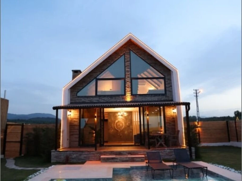 Göl Manzaralı Isıtmalı Havuzlu Villa