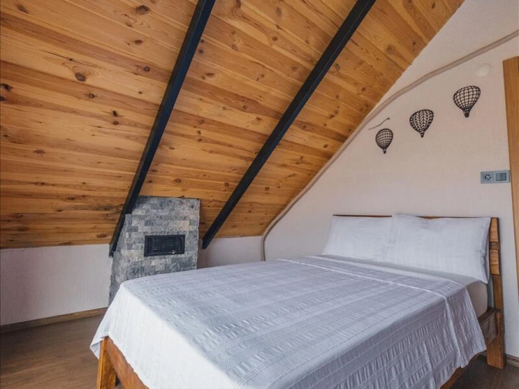 Göl Manzaralı Isıtmalı Havuzlu Villa