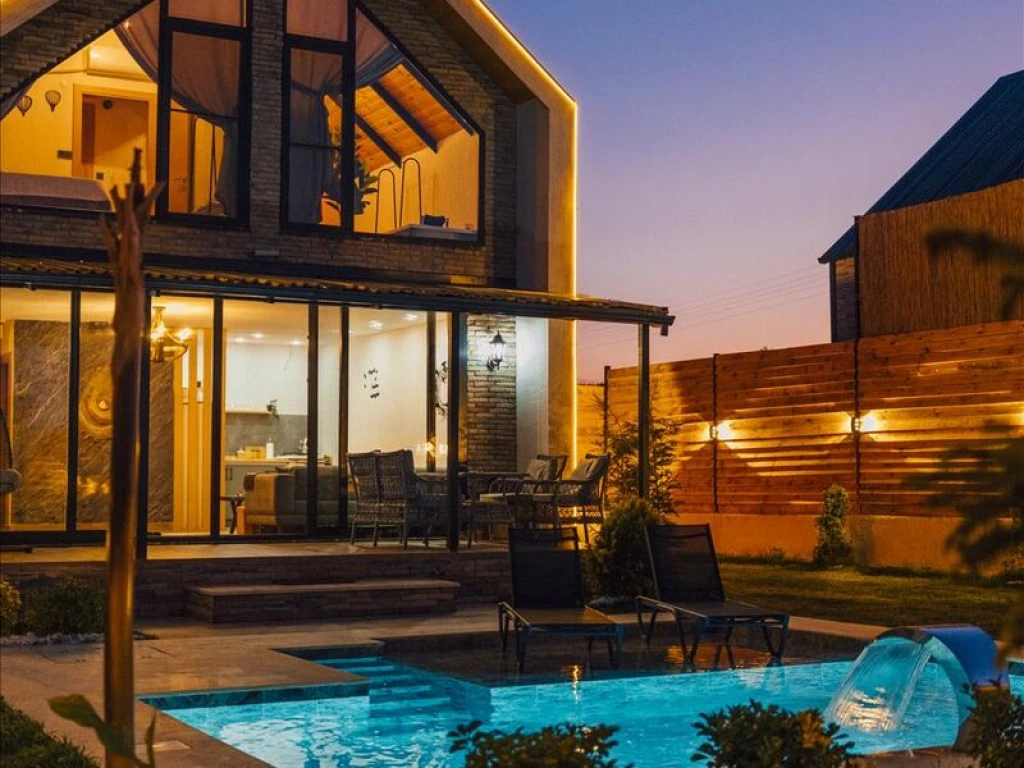 Göl Manzaralı Isıtmalı Havuzlu Villa