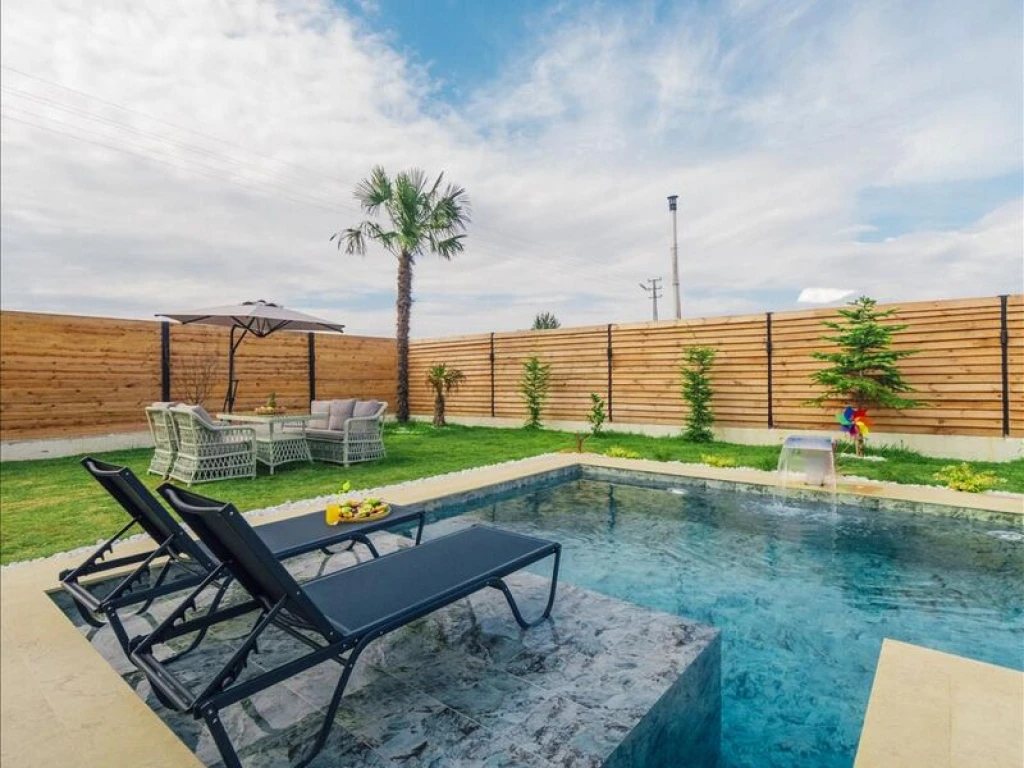 Göl Manzaralı Isıtmalı Havuzlu Villa