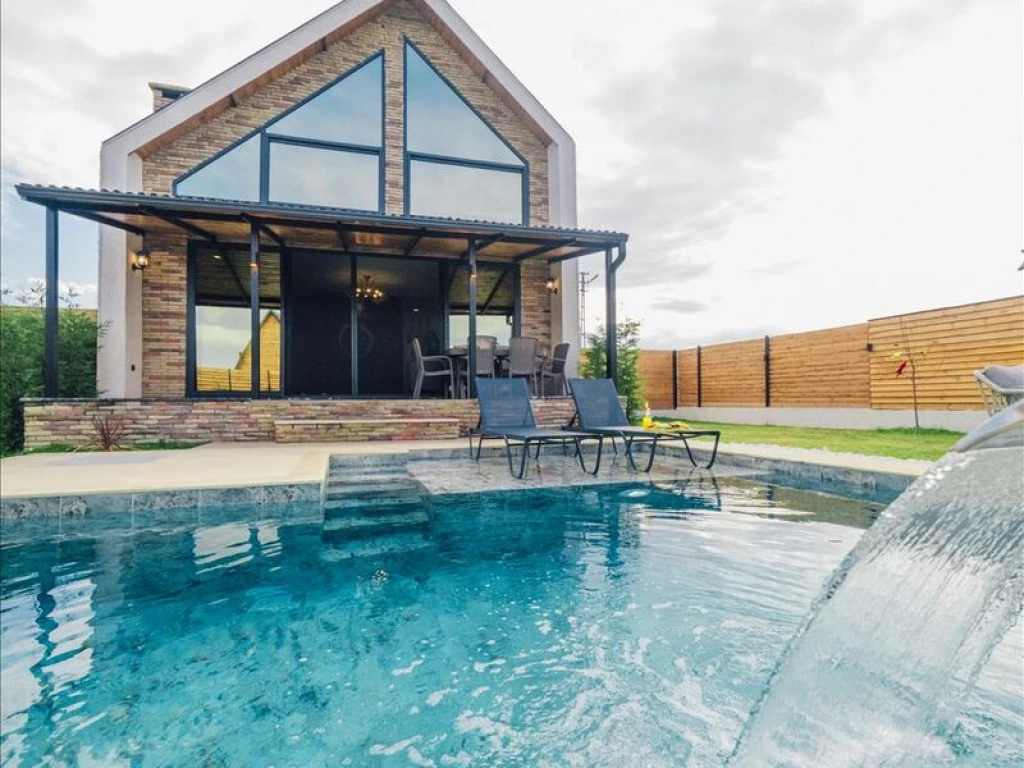 Göl Manzaralı Isıtmalı Havuzlu Villa