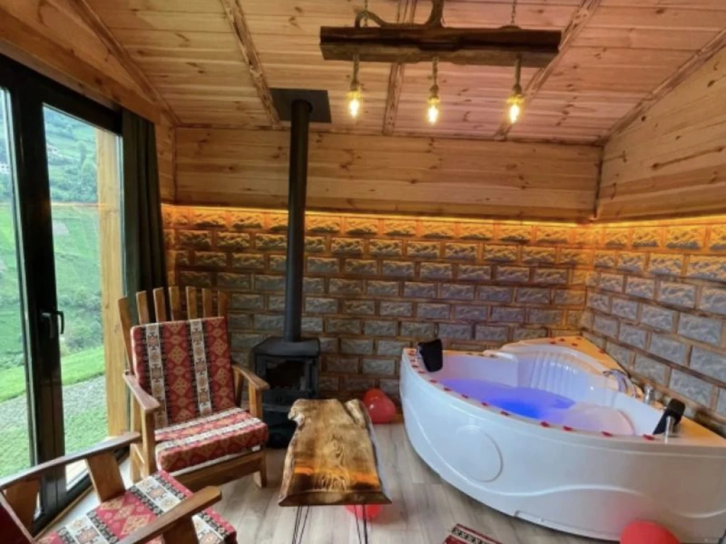 Jakuzili Vadi Manzaralı Dağ Evi
