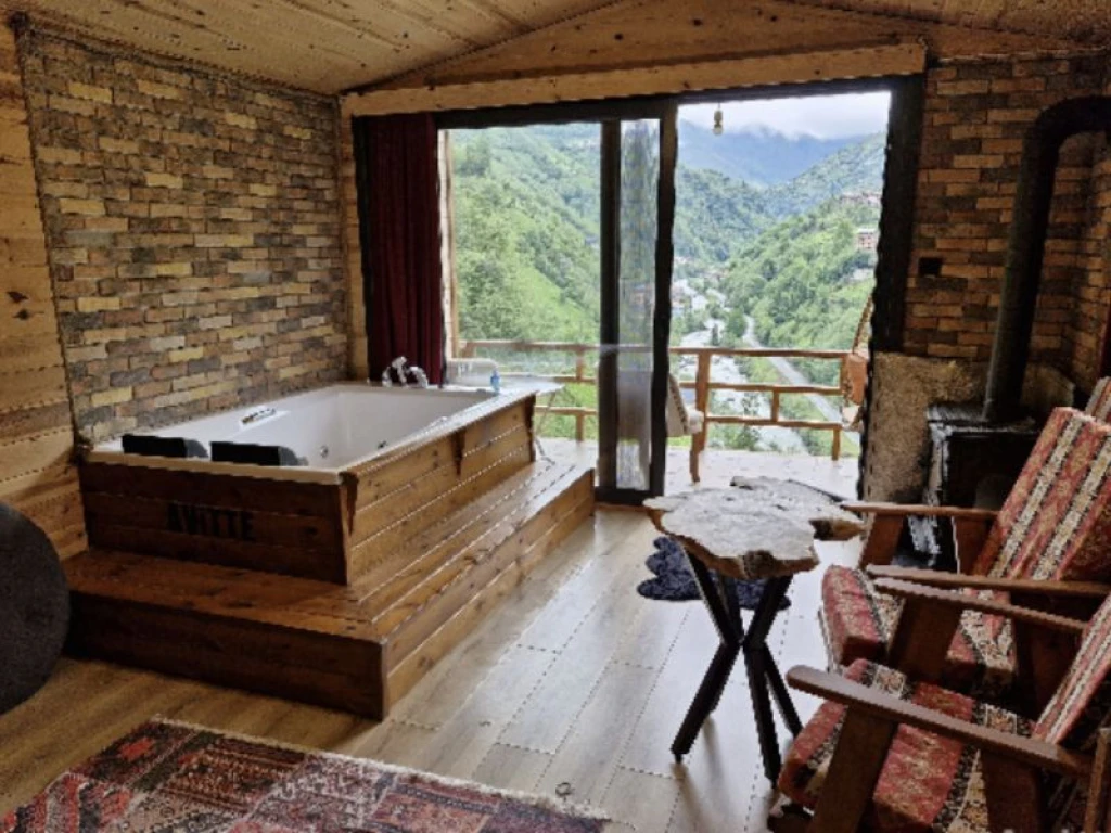 Jakuzili Vadi Manzaralı Dağ Evi
