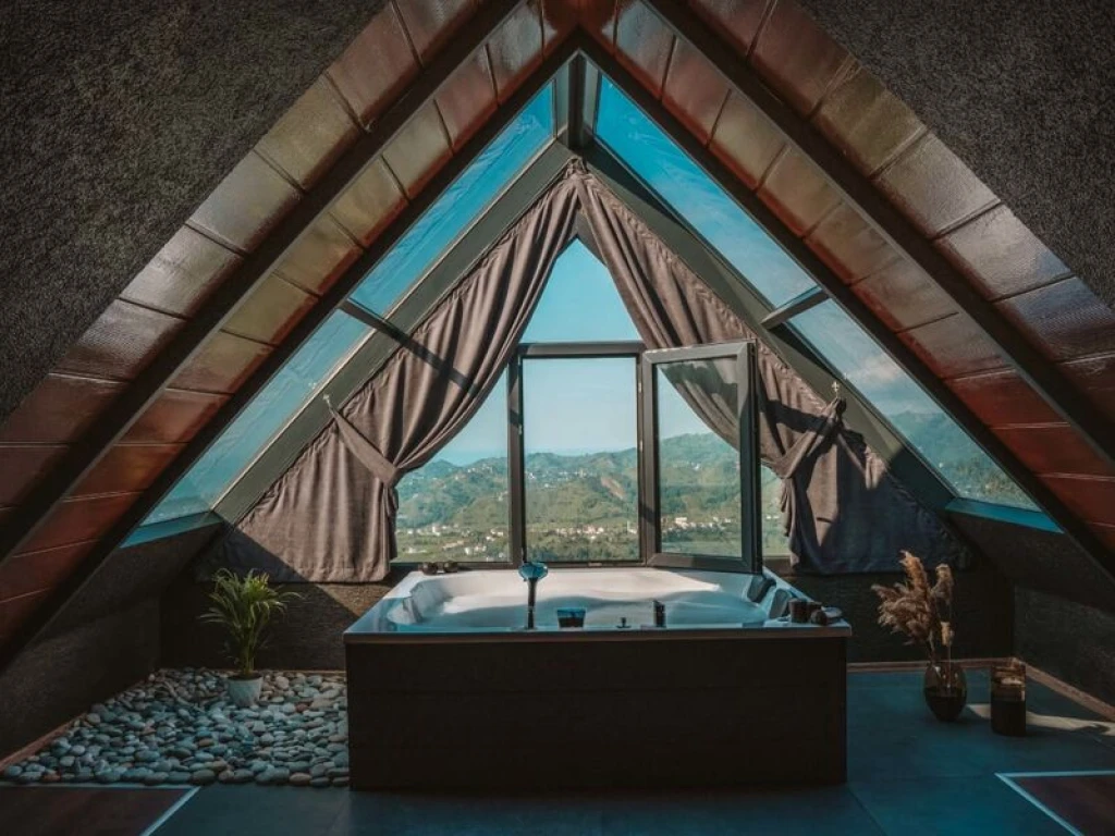 Jakuzili ve Cam Tavanlı Bungalovlar
