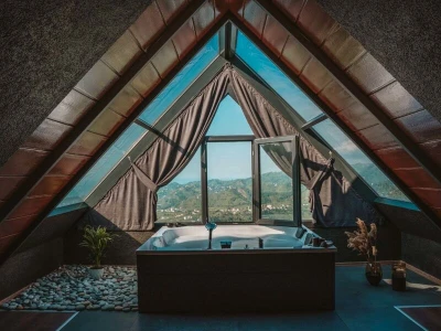Jakuzili ve Cam Tavanlı Bungalovlar