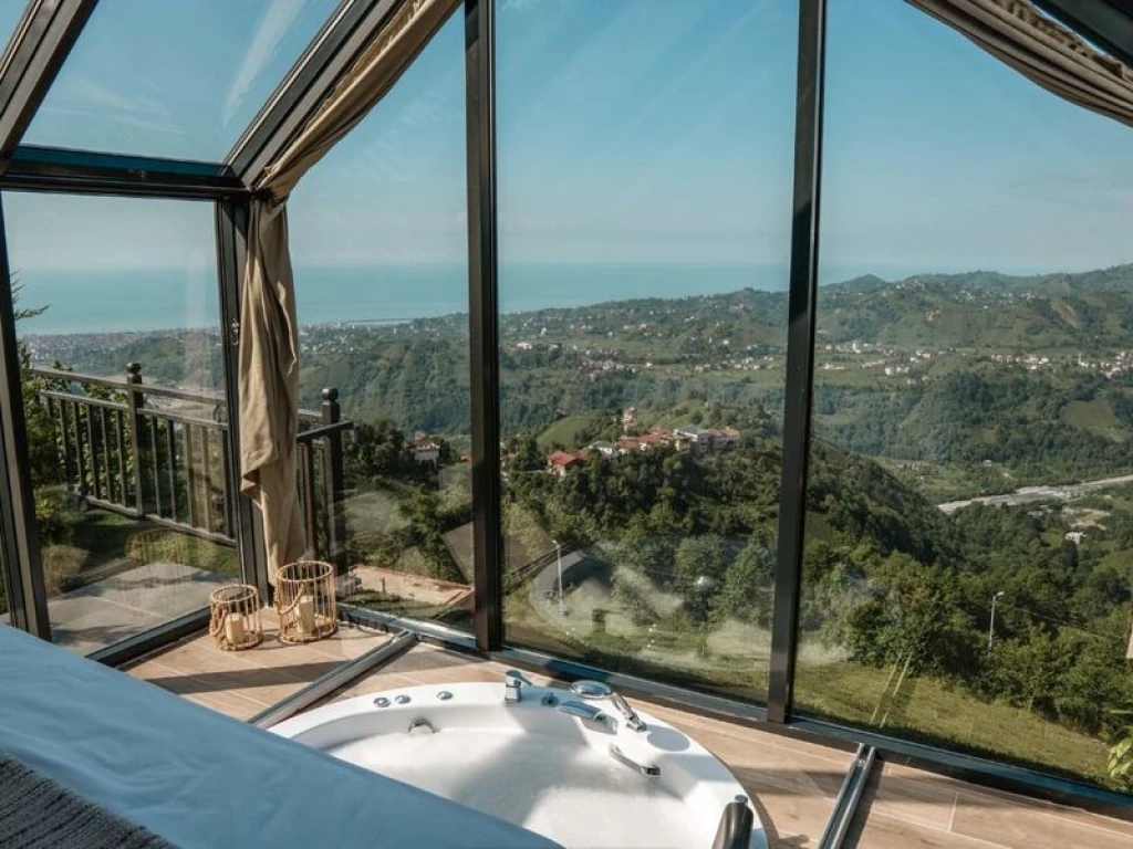 Jakuzili ve Cam Tavanlı Bungalovlar