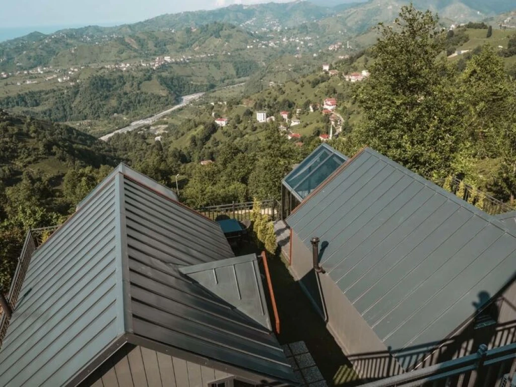 Jakuzili ve Cam Tavanlı Bungalovlar