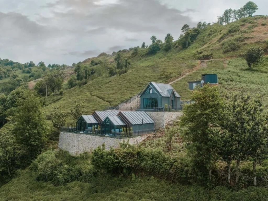 Jakuzili ve Cam Tavanlı Bungalovlar