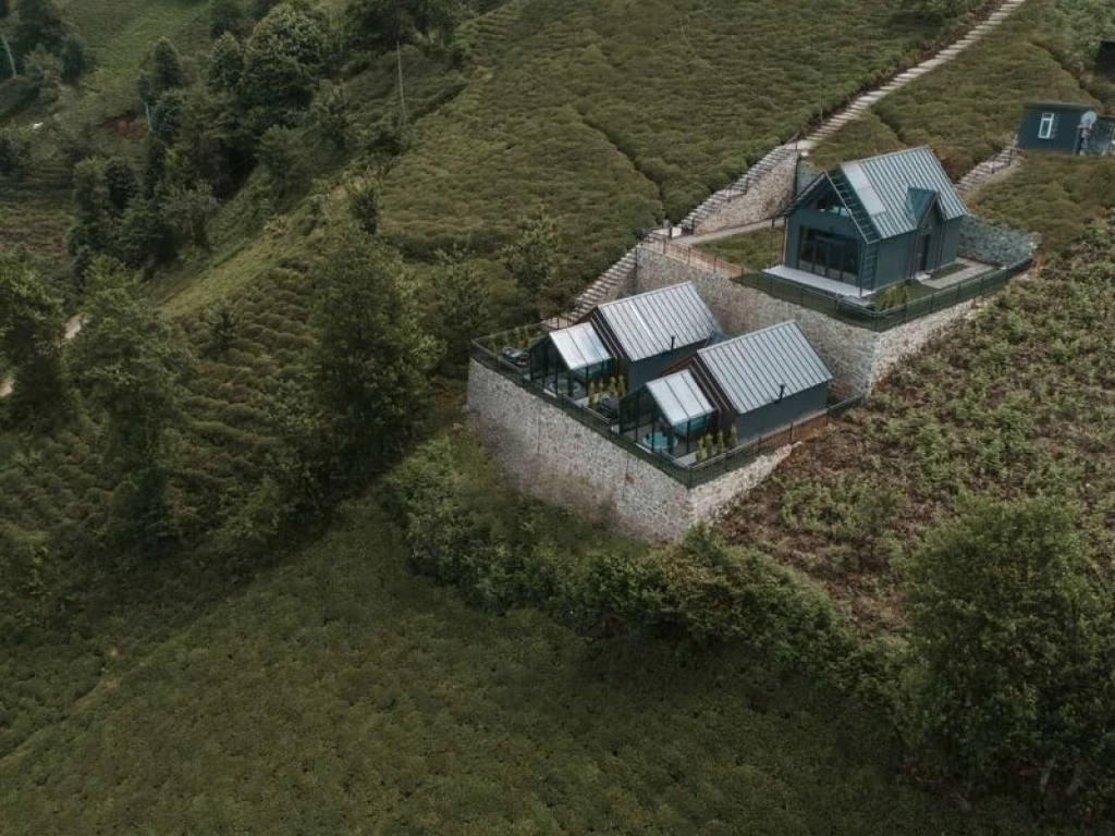 Jakuzili ve Cam Tavanlı Bungalovlar