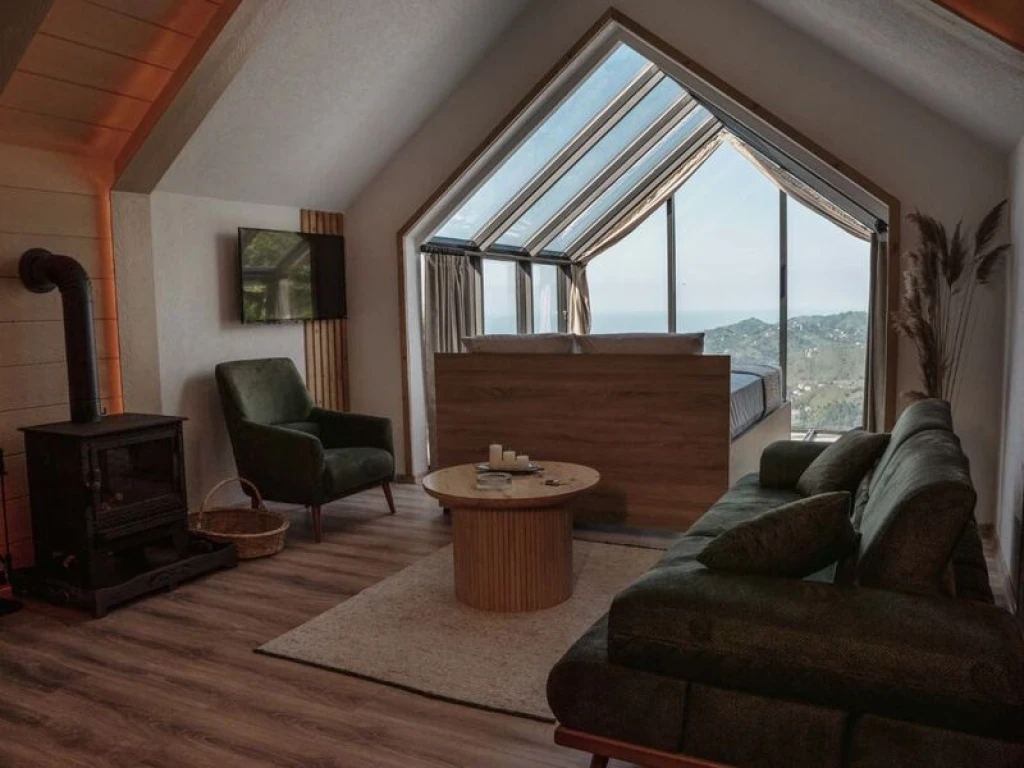 Jakuzili ve Cam Tavanlı Bungalovlar