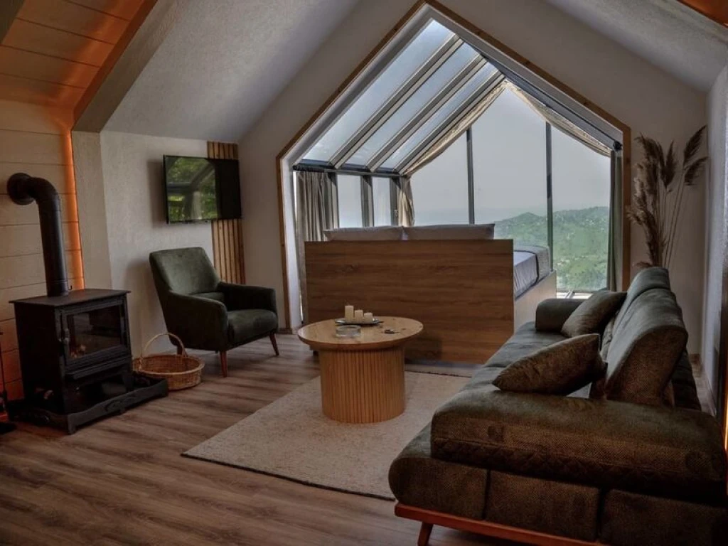 Jakuzili ve Cam Tavanlı Bungalovlar