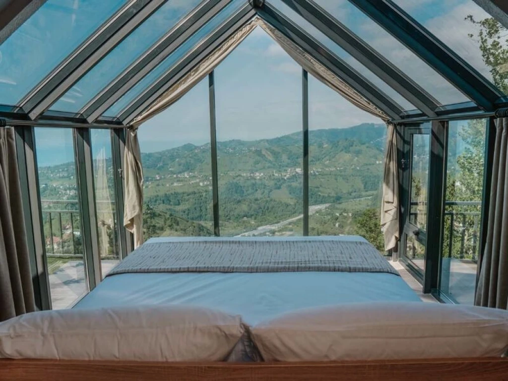 Jakuzili ve Cam Tavanlı Bungalovlar