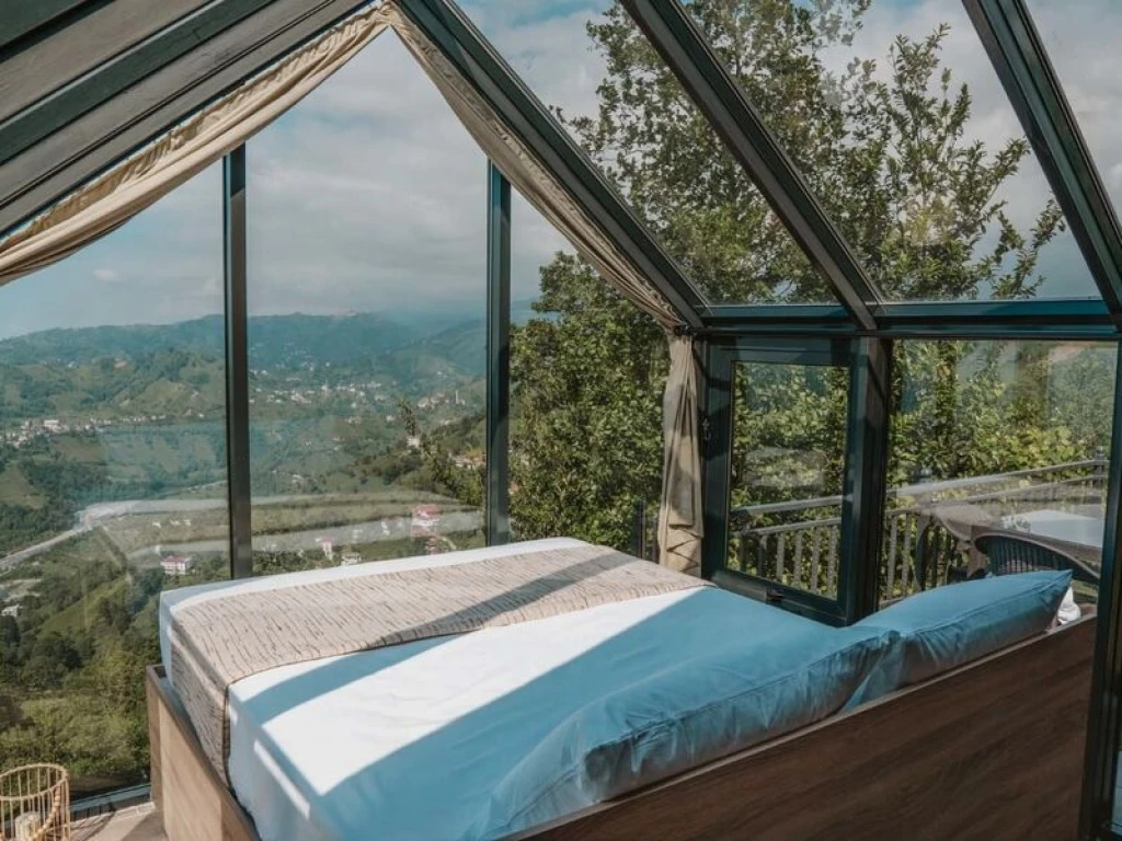 Jakuzili ve Cam Tavanlı Bungalovlar
