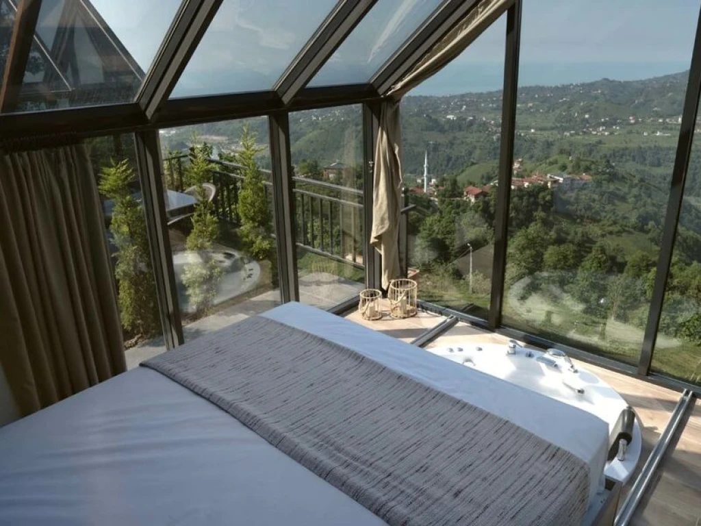 Jakuzili ve Cam Tavanlı Bungalovlar