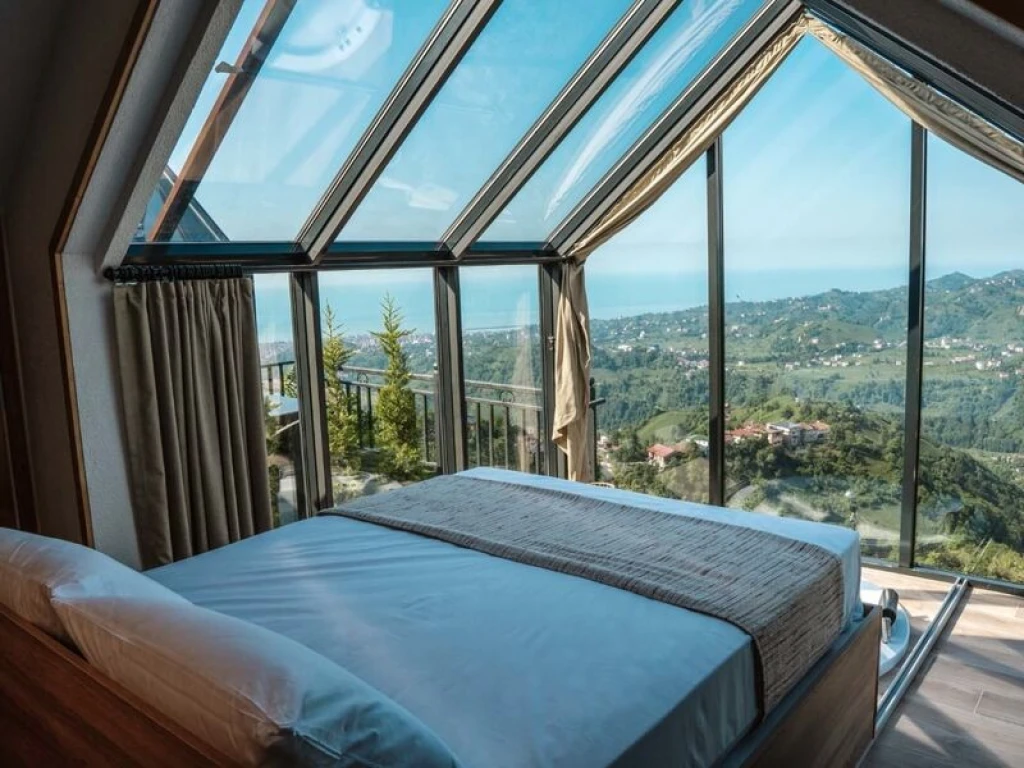 Jakuzili ve Cam Tavanlı Bungalovlar