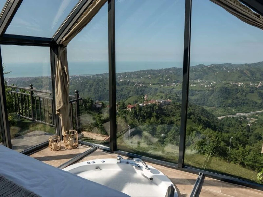 Jakuzili ve Cam Tavanlı Bungalovlar