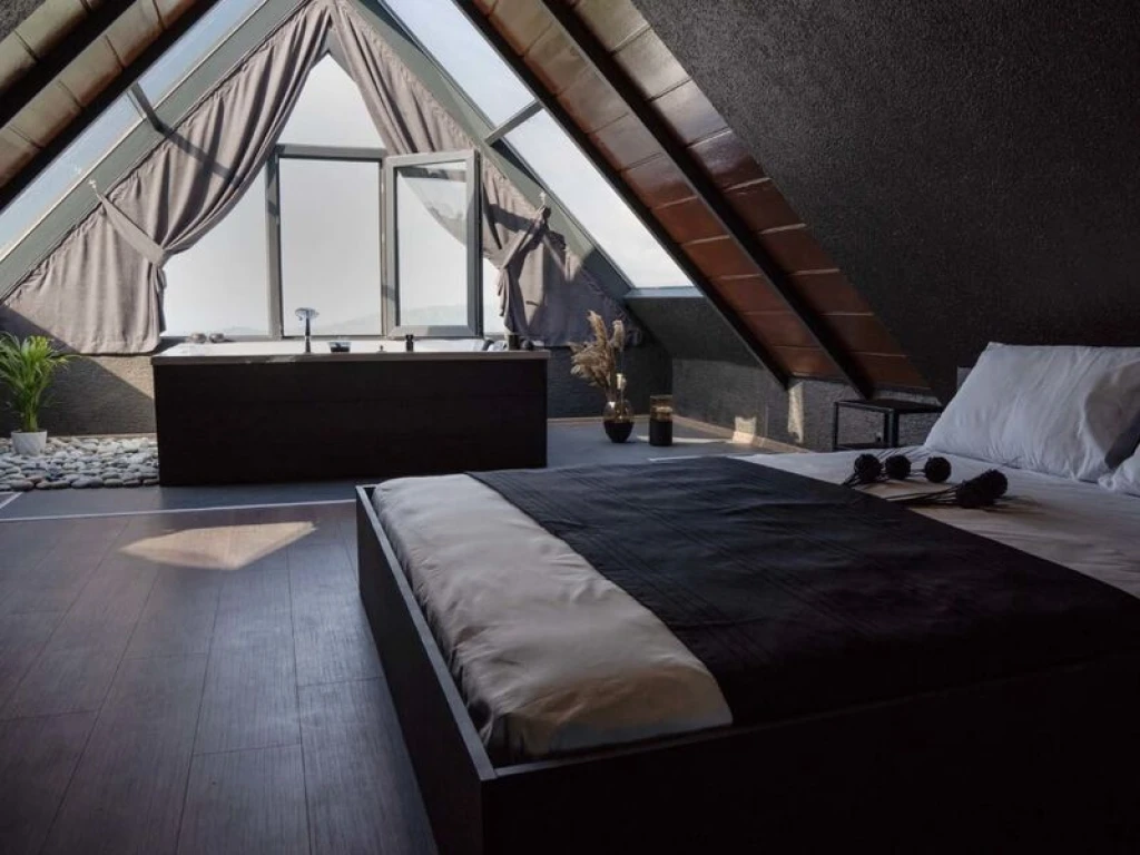 Jakuzili ve Cam Tavanlı Bungalovlar