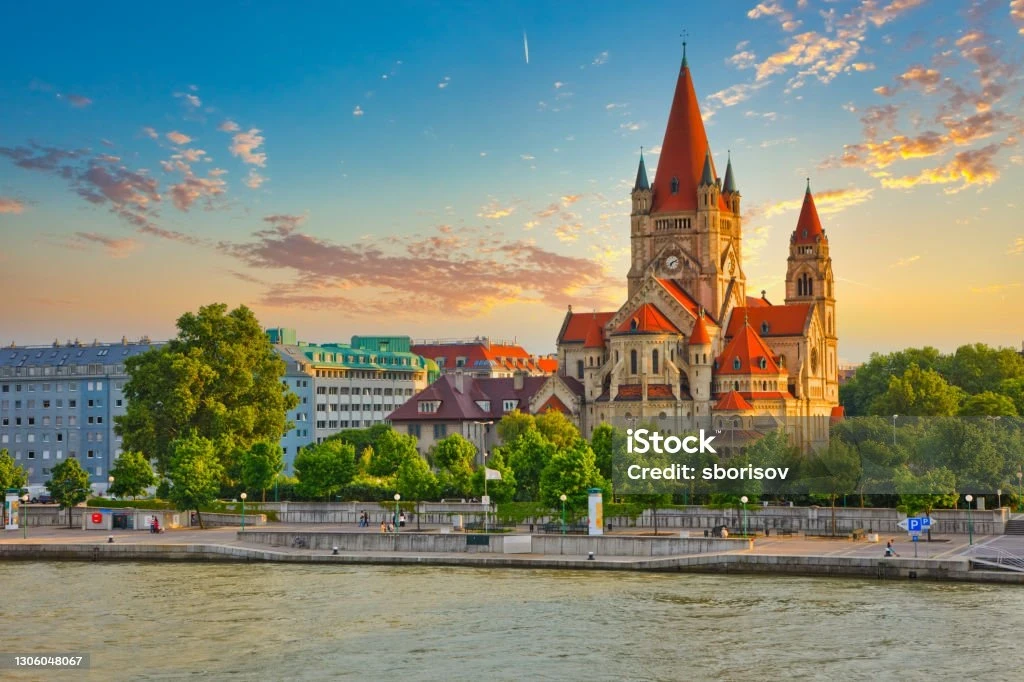 Antalya Viva Orta Avrupa ve Hallstatt 5 Ulke Turu BUD-BER Sun Express 26237