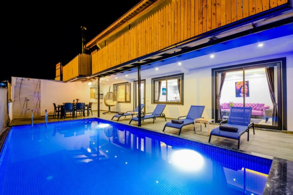 KALKAN 2 YATAK ODALI ISITMALI HAVUZLU VİLLA