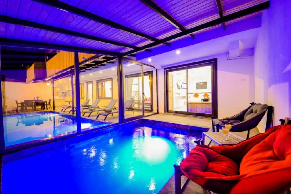 KALKAN 2 YATAK ODALI ISITMALI HAVUZLU VİLLA