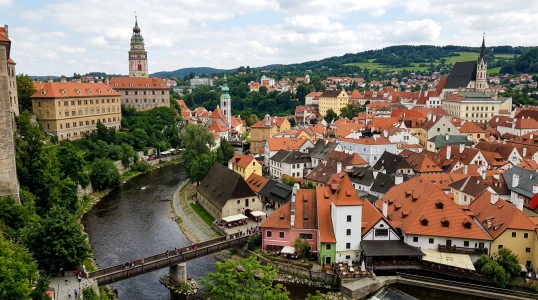 Orta Avrupa'nın Altın Üçgeni Cesky Krumlov & Bratislava & Pandorf Outlet Turları Dahil Ajet HY ile P...