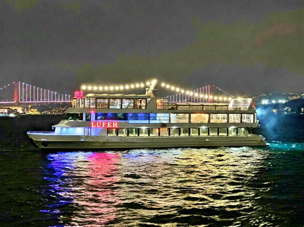 Lüks VIP Salonda Boğaz'da Teknede Yatta Yılbaşı Aşkam Yemeği ve Eğlence Programları İstanbul