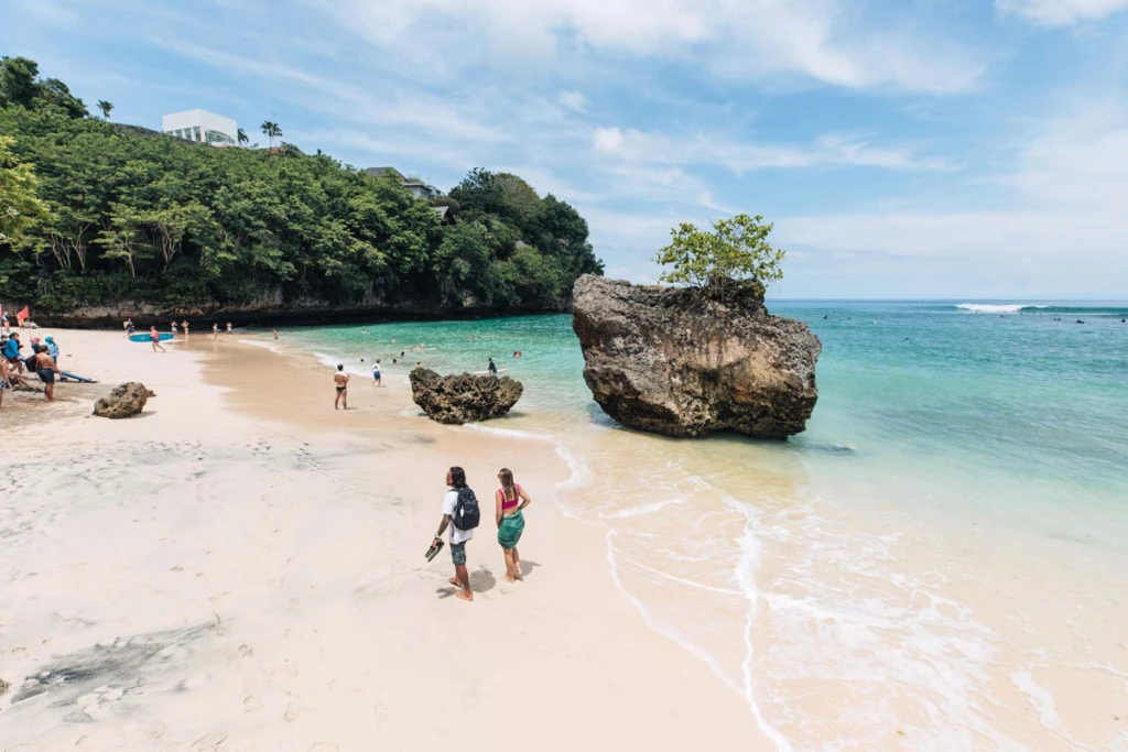 Bali’nin Saklı Cenneti: Padang Padang Plajı Gezi Rehberi
