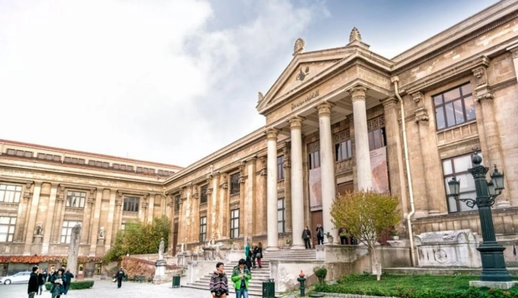 İST -> Arkeoloji Müzesi; İstanbul’da Turist Olmak | İntoku Travel