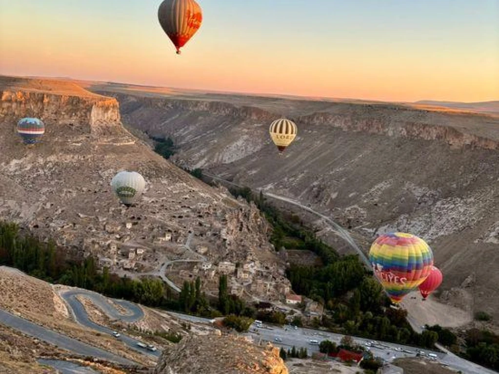 Plimbare privată cu balonul cu aer cald în Cappadocia – Valea Soganli