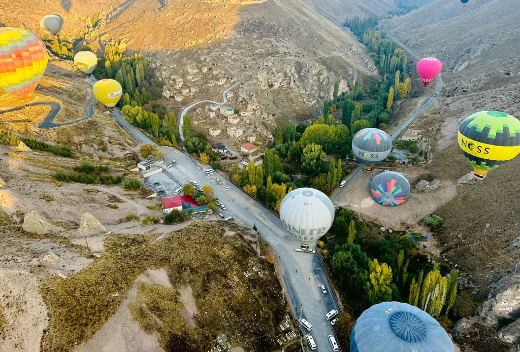 Plimbare cu Balonul cu Aer Cald în Cappadocia – Valea Soganli