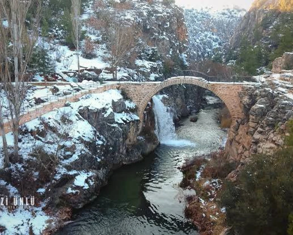 Kulodokya Peri Bacaları - Tarihi Kula Sokakları ve Çarşısı - Ulubey Kanyonu - Clandras Köprüsü
