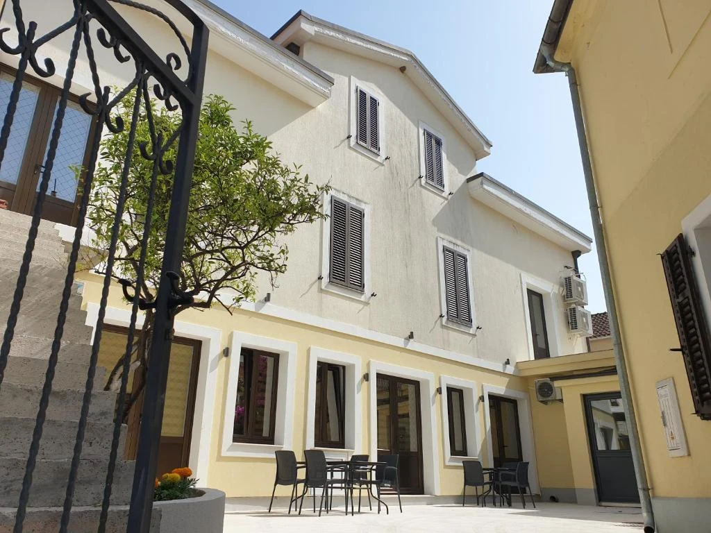 Kotor Center W
