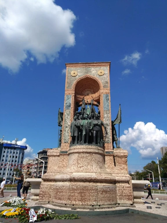 GÜNÜBİRLİK İSTANBUL TAKSİM BEYOĞLU İSTİKLAL GALATA TURU